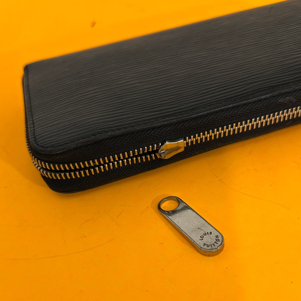 Louis Vuitton Epi Black zipper round wallet - Picture 10 of 15